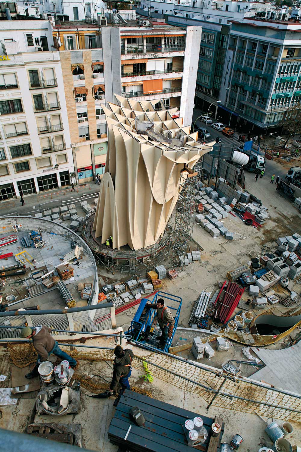 Parasol vor Errichten der Gerüstplattform, auf der die Holzgitterschale während der Montage abgestützt wurde.