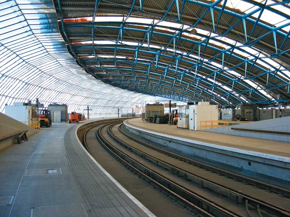 Innenraum des leer stehenden Terminals 2011
