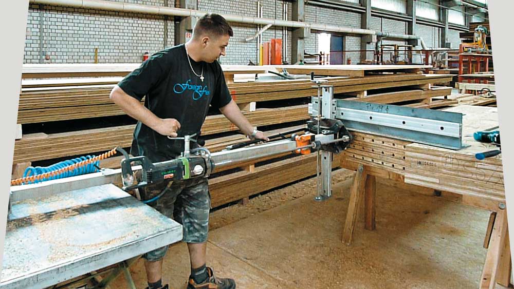 Bohren der Bohrlöcher für die 560 mm bis zu  660 mm langen Gewindestangen