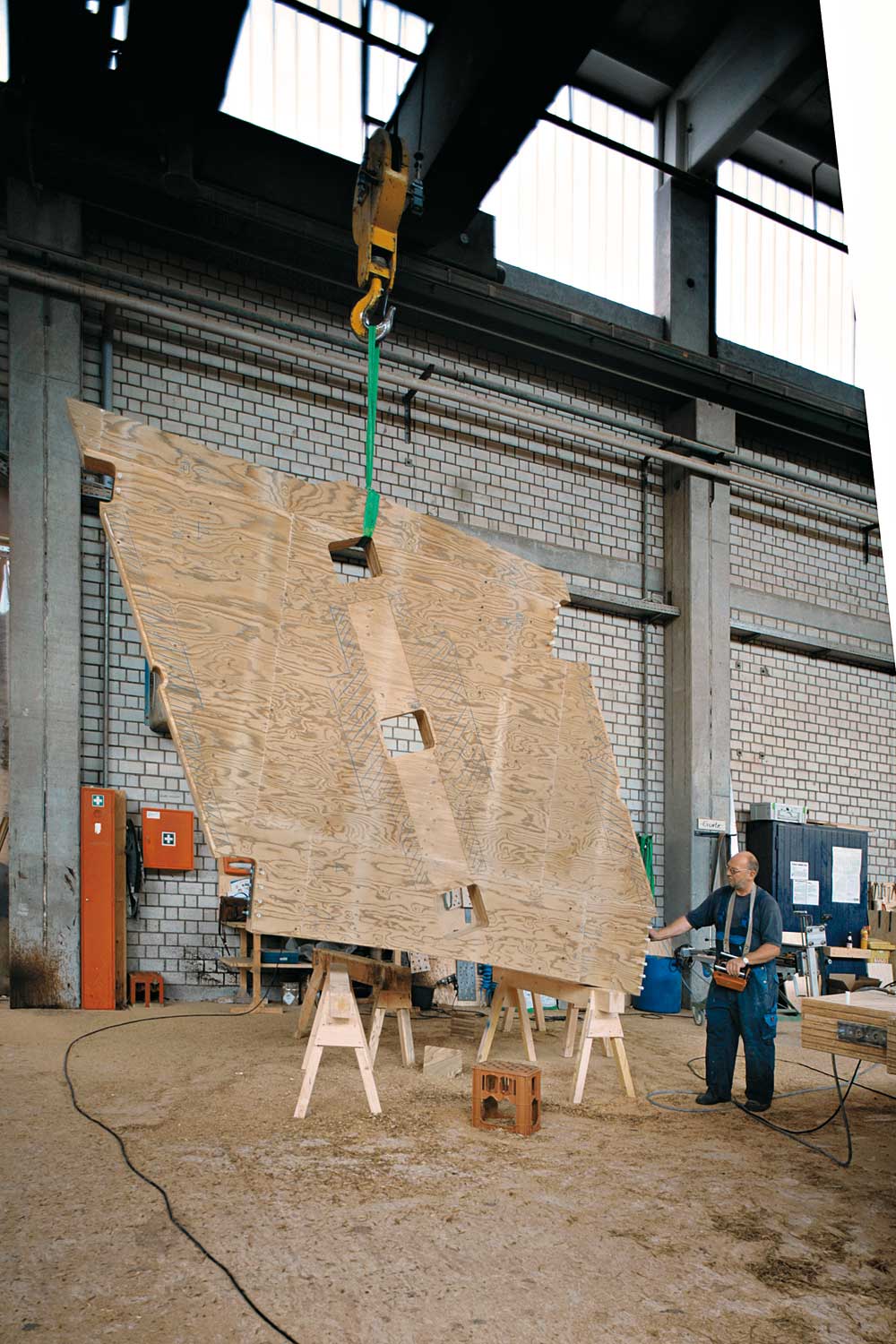Holzelement, Elementbreite 2x 1,50 m mit Durchdringungsöffnungen. Die Berührungsfläche mit der Stirnseite des Querbretts ist eingefräst, die Lage der Querkraftwinkelbleche schraffiert.