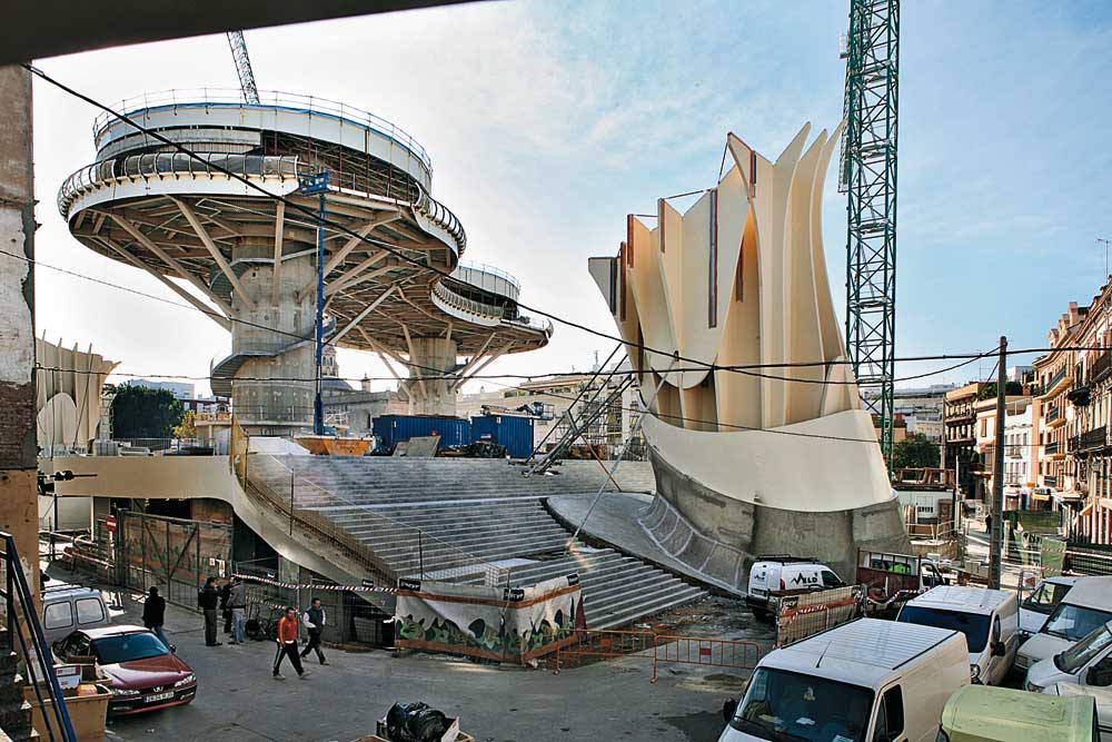 Die bis zu 28 m hohe Plattform in Stahlbeton-Verbundkonstruktion für das Restaurant spannt über 36 m zwischen den zwei 6 m dicken Betonzylindern mit innenliegenden Aufzugsschächten und umlaufenden Fluchttreppen. Die vergleichsweise steife Stahlverbundkonstruktion ist über vorgespannte Rundstähle mit gestapelten Tellerfedern elastisch mit der flexibleren Holzkonstruktion gekoppelt, so-dass sich beide Teiltragwerke gemeinsam am horizontalen Lastabtrag beteiligen können.