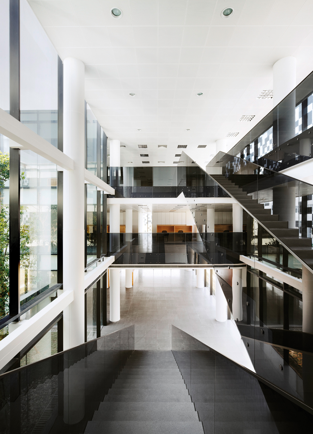 Transparenz und offene Grundrisse bestimmen das Innere des Gebäudes. Konstruktiv beruht es auf einem erdbebensicheren Betonskelettbau.