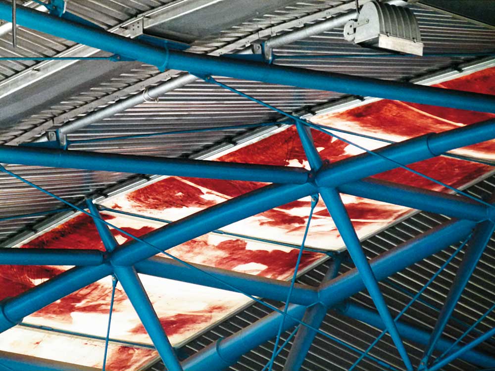 Verunreinigungen an abgehängten Textilbahnen unter den Oberlichtern, 2011