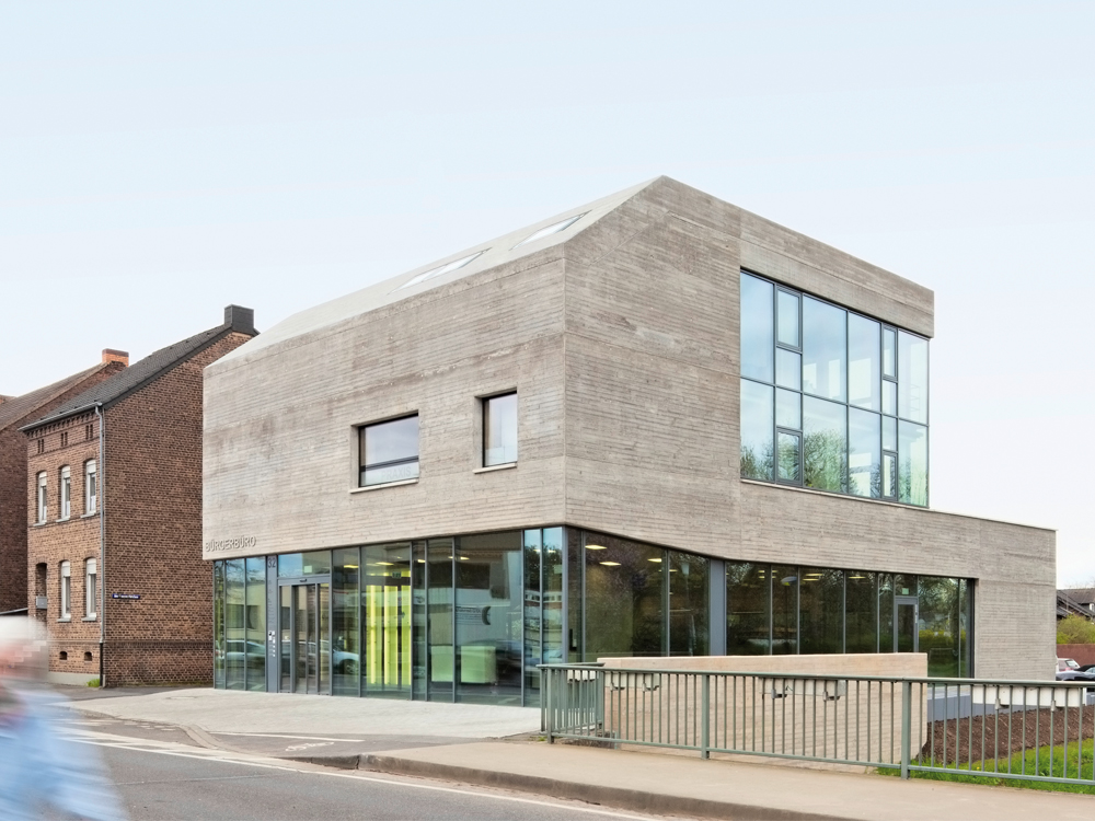 Mit seiner Kubatur und der auf das historische Stadttor abgestimmten Farbgebung fügt sich der skulpturale Neubau ins bestehende Stadtbild ein. Dennoch bewahrt er eine hohe Eigenständigkeit und setzt deutlich einen modernen architektonischen Akzent.