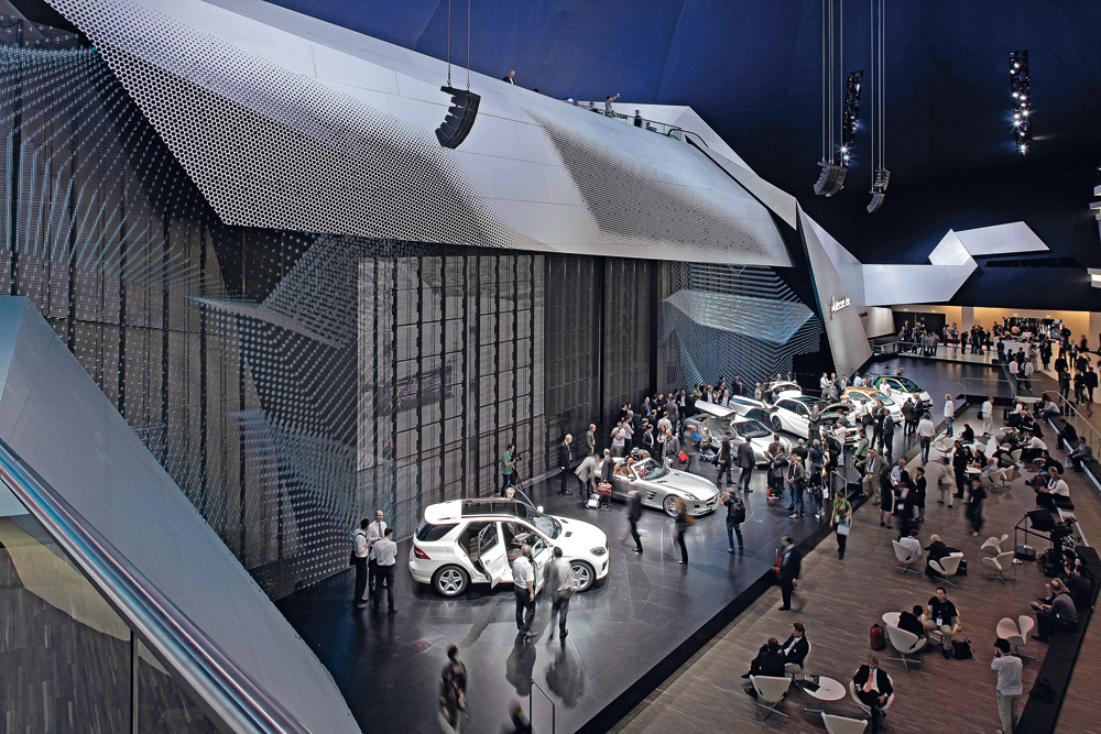 »Mercedes Next« auf drei Ebenen im Kuppelbau der historischen Frankfurter Festhalle
Ausstellungsfläche inkl. Maybach und Lounges: 7800 m²
Bühnenfläche inkl. Hinterbühne: 1800 m²

Architekten: Kauffmann Theilig & Partner
Ausstellungsdesign: Atelier Markgraph