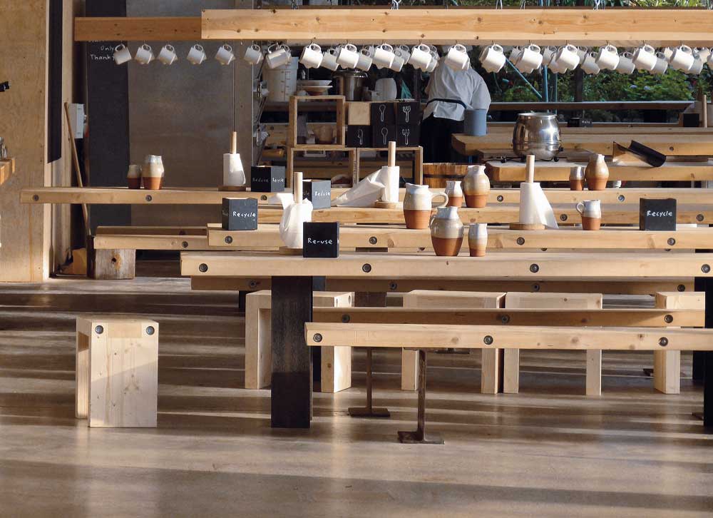 große Cafeteria nach der Überschwemmung 2010 mit neuem Gastronomiekonzept
