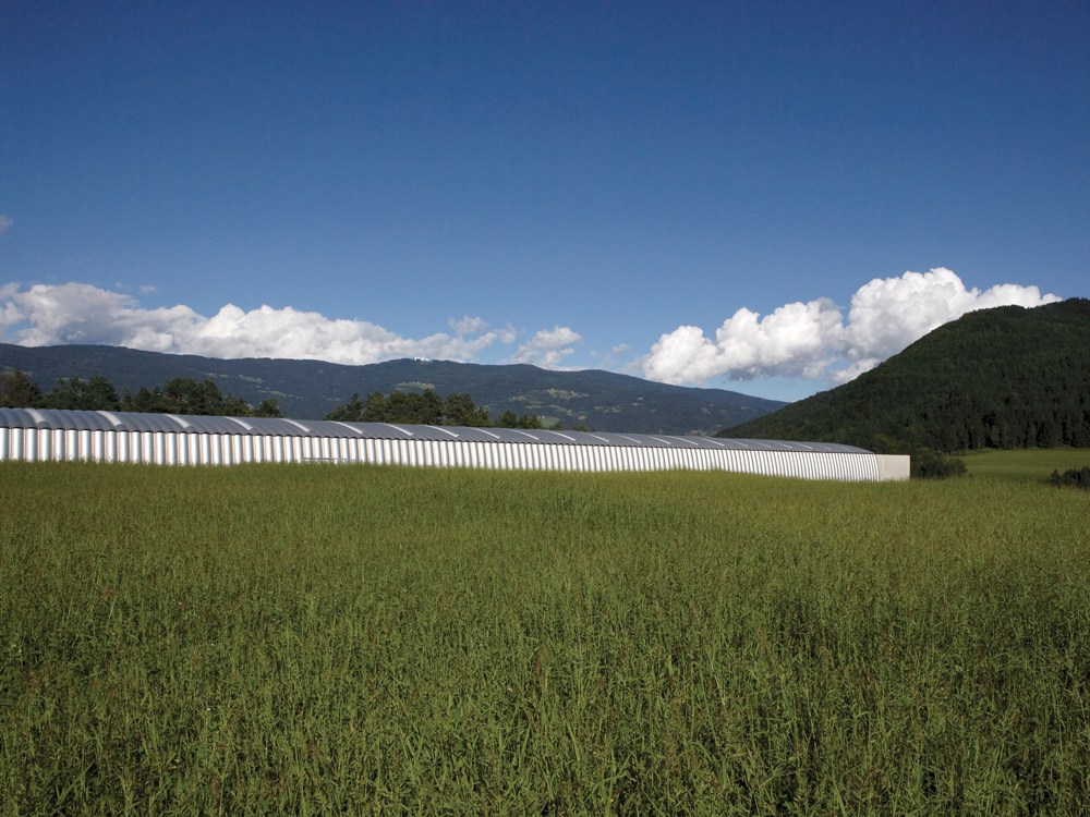 Auf über 120 m Länge ist das Museum Liaunig im Hügel eingegraben. Es »versteckt« sich im Kärntner  Lavanttal. Die Balance von Natur und Architektur prägen Entwurf und Landschaftsbild. querkraft respektieren den Ort. Gigantomanie oder Egozentrik wie viel zu oft im Museumsbau: hier Fehlanzeige.