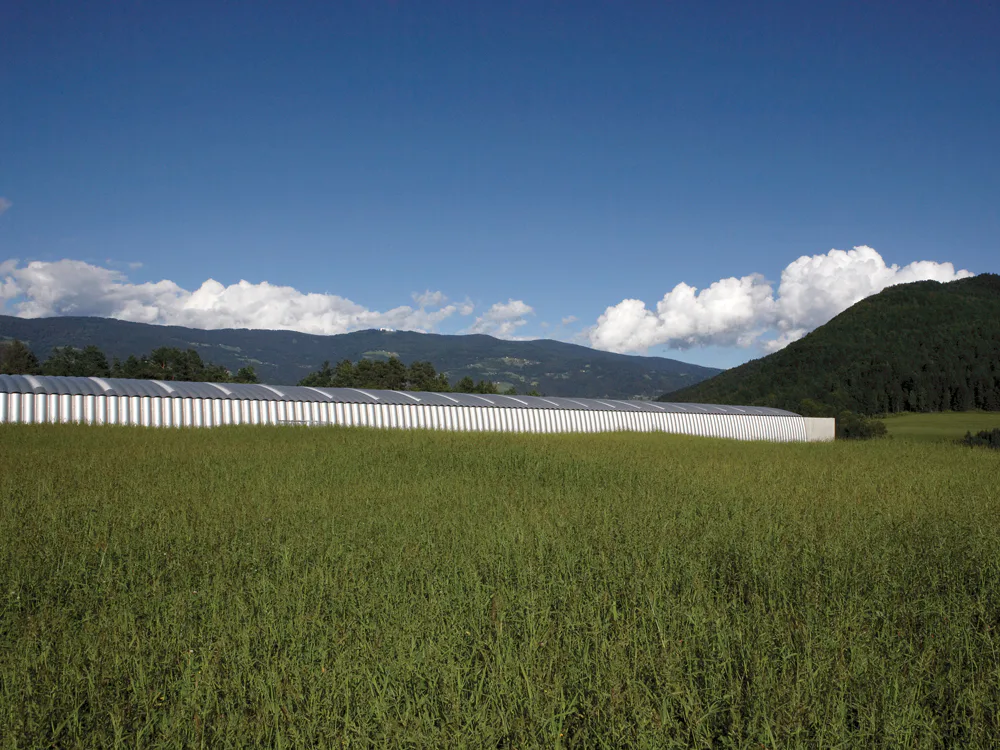 Auf über 120 m Länge ist das Museum Liaunig im Hügel eingegraben. Es »versteckt« sich im Kärntner Lavanttal. Die Balance von Natur und Architektur prägen Entwurf und Landschaftsbild. querkraft respektieren den Ort. Gigantomanie oder Egozentrik wie viel zu oft im Museumsbau: hier Fehlanzeige.