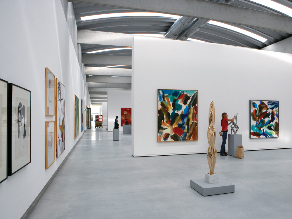 Die Zenit-Belichtung über das Bogendach lässt diffuses Tageslicht in das Museum, Kunstlicht findet nur punktuell Verwendung. Die 7 m hohen fensterlosen Innenwände sind auch für großformatige und raumgreifende Kunstwerke geeignet. Der von Wand zu Wand 13 m breite Raum bietet den nötigen Abstand zum Bild.