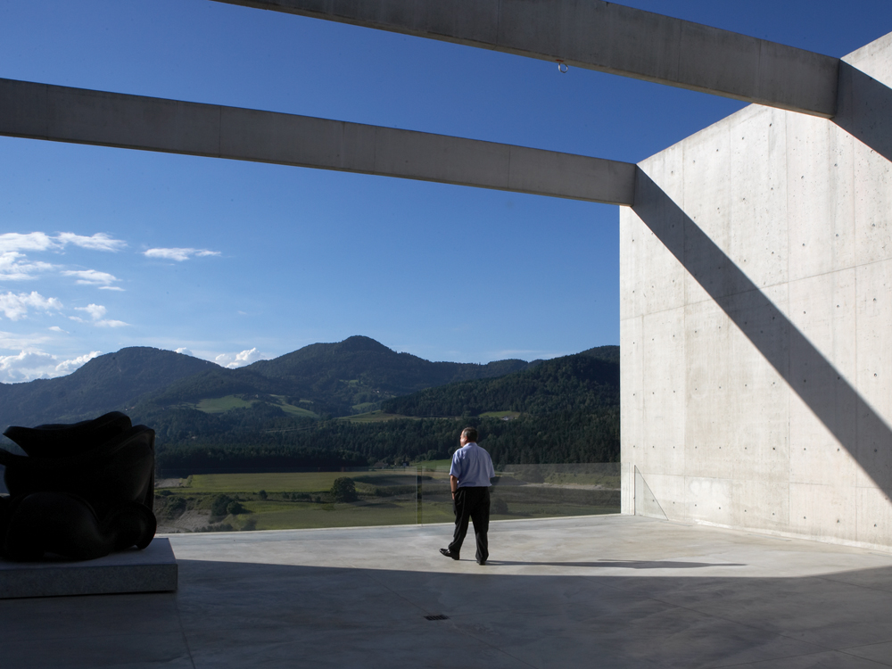 Atemberaubendes Alpenpanorama. Die Terrassen an den Enden der 160 m langen Haupthalle sind aber auch Ausstellungsfläche, zum Beispiel für Großskulpturen.