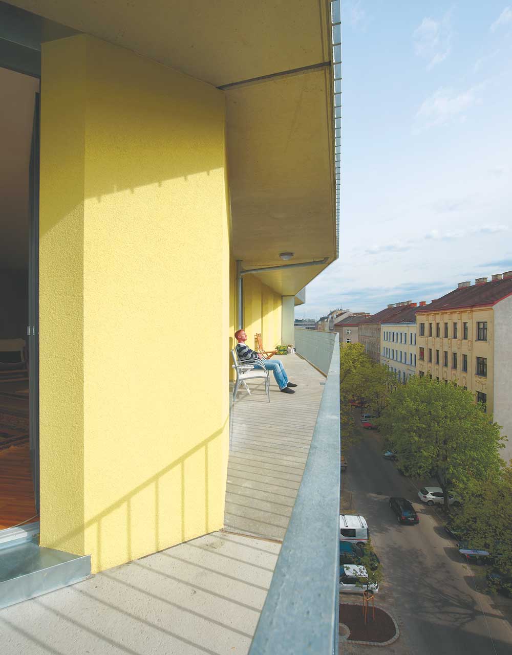 Blick auf einen Balkon. Die Knicke in der Fassade stellen auch ohne weitere Maßnahmen eine Abgrenzung zum jeweiligen Nachbarn her.