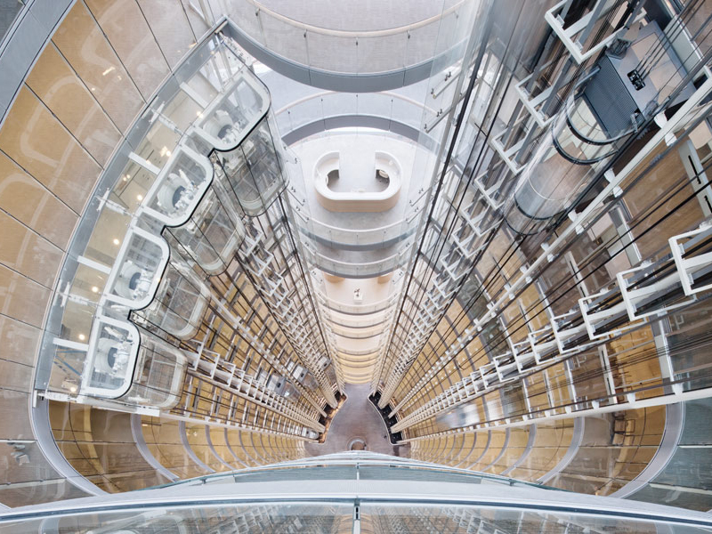 Blick hinab ins Atrium mit den »Breakout Zones« (oben) und den verglasten Aufzugsantrieben (links)