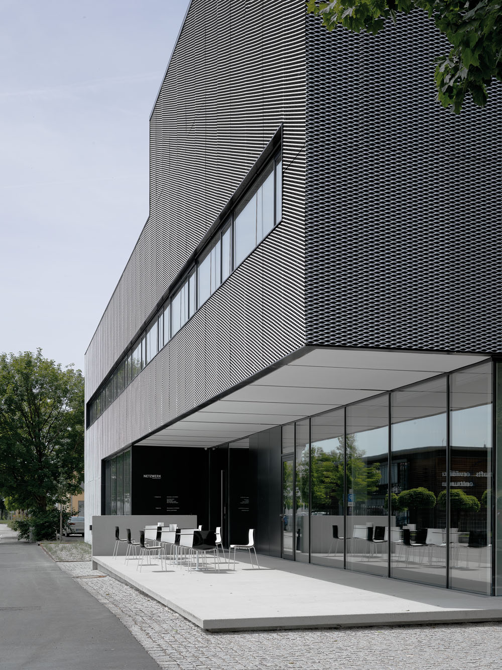 Bei der Gestaltung der Fassade spielte jedoch nicht nur der Werkstoff Aluminium eine Rolle. Die netzartige Ausführung der Fassadenbekleidung versinnbildlicht die inhaltliche Ausrichtung des Gebäudes – ein Ort zum »Netzwerken«.