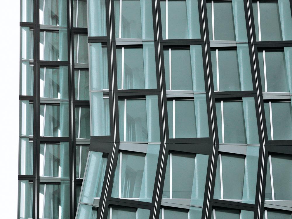 Zweischalige Fassade mit öffenbarem Flügel hinter Prallscheibe
Tanzende Türme in Hamburg, 2012 BRT