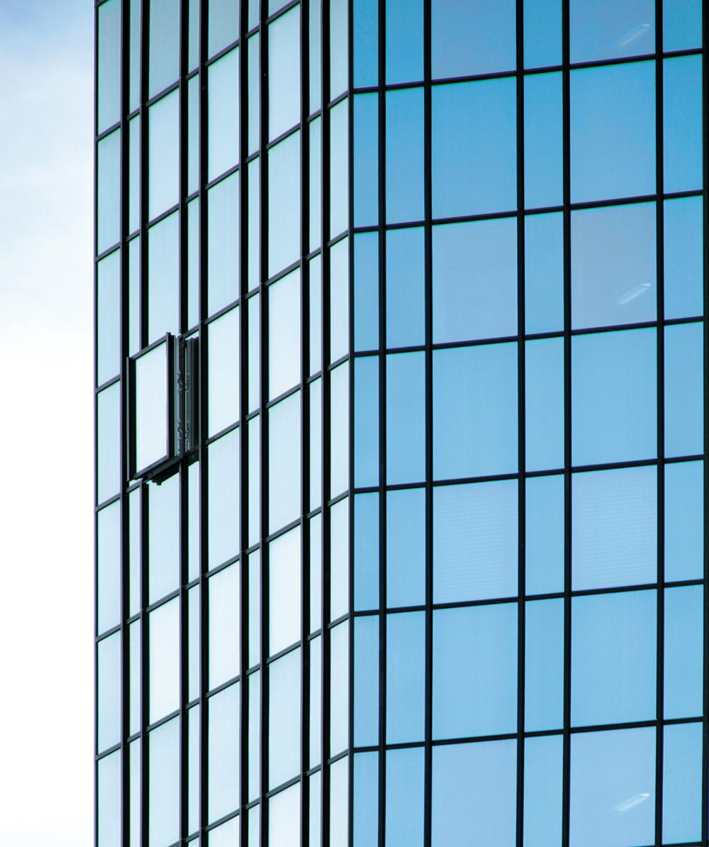 Einschalige Fassade mit Festverglasung und Parallelausstellfenster 
Sanierung Deutsche Bank in Frankfurt, 2011
Technische Planung: gmp