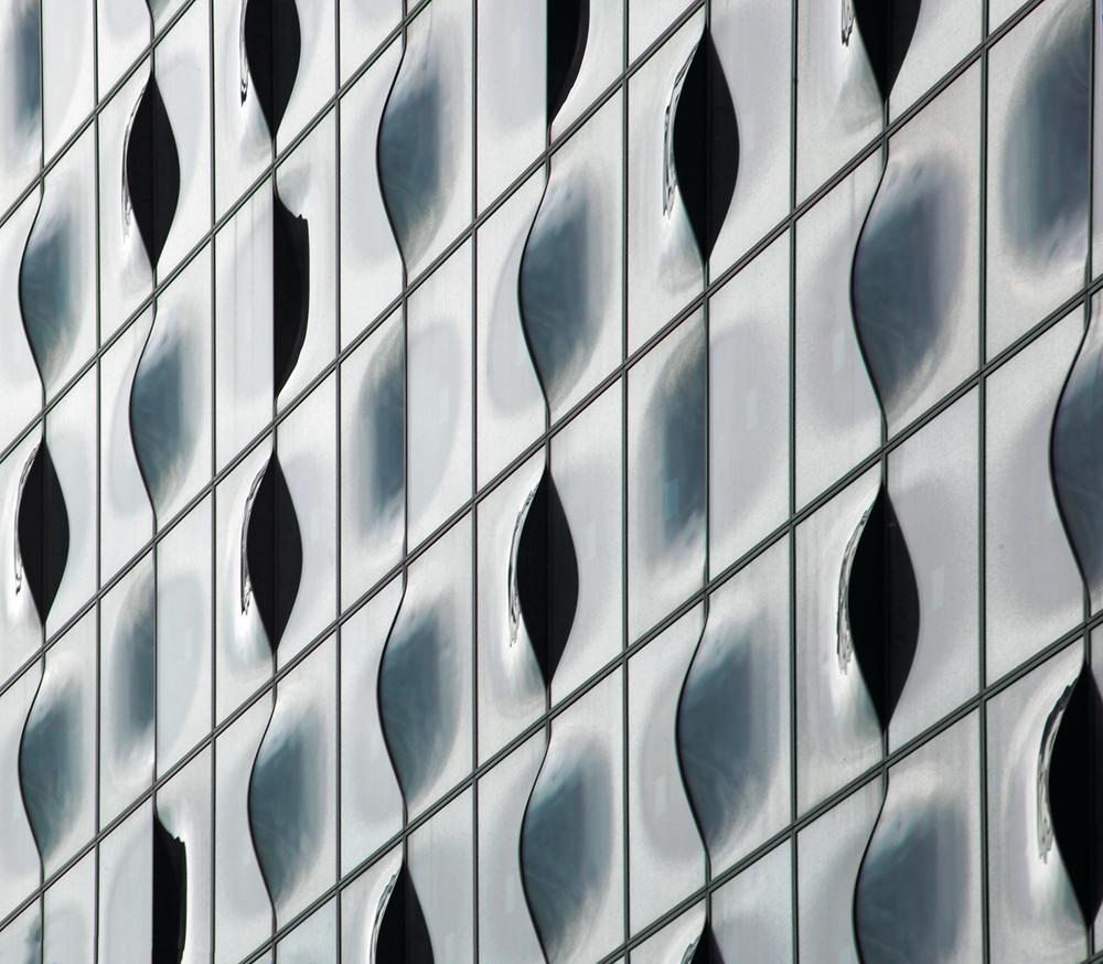 Einschalige Fassade mit Festverglasung und öffenbarer Lüftungsklappe
Elbphilharmonie in Hamburg
Herzog & de Meuron