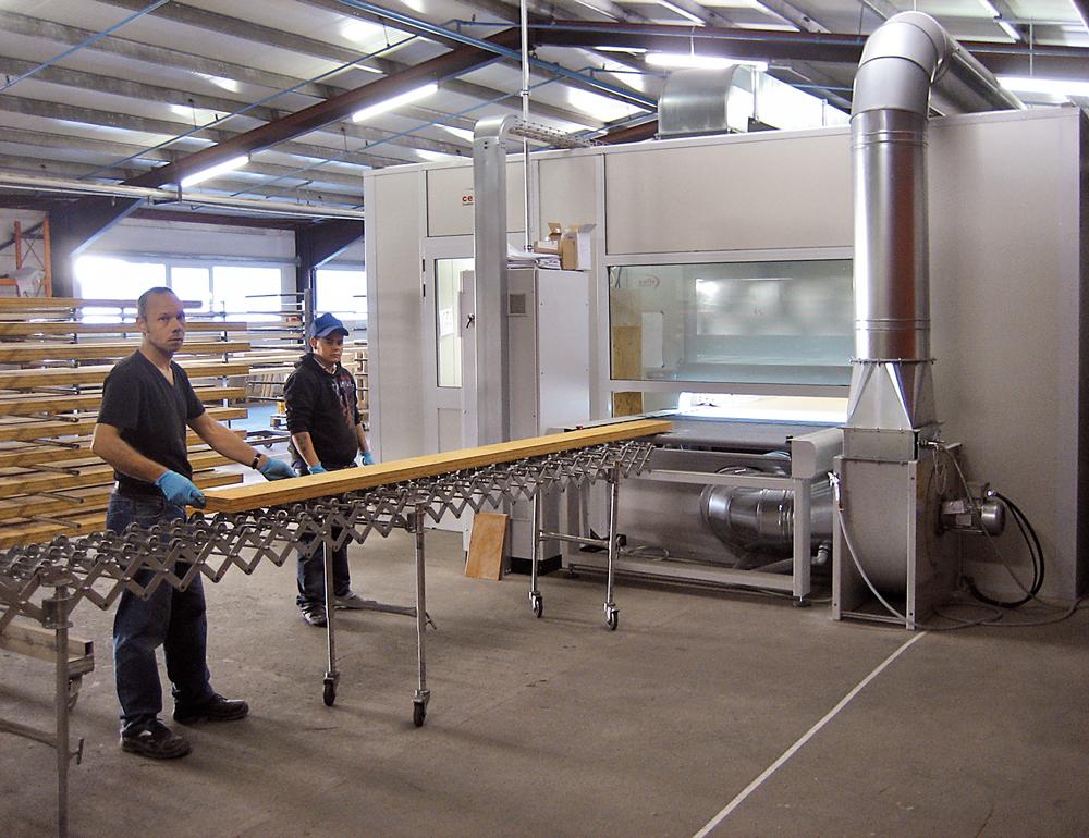 Beschichtung auf der Basis von High-Solid-Polyurethan. Die Applikation mit moderner Anlagentechnik führt zu störungsfreien Oberflächen.