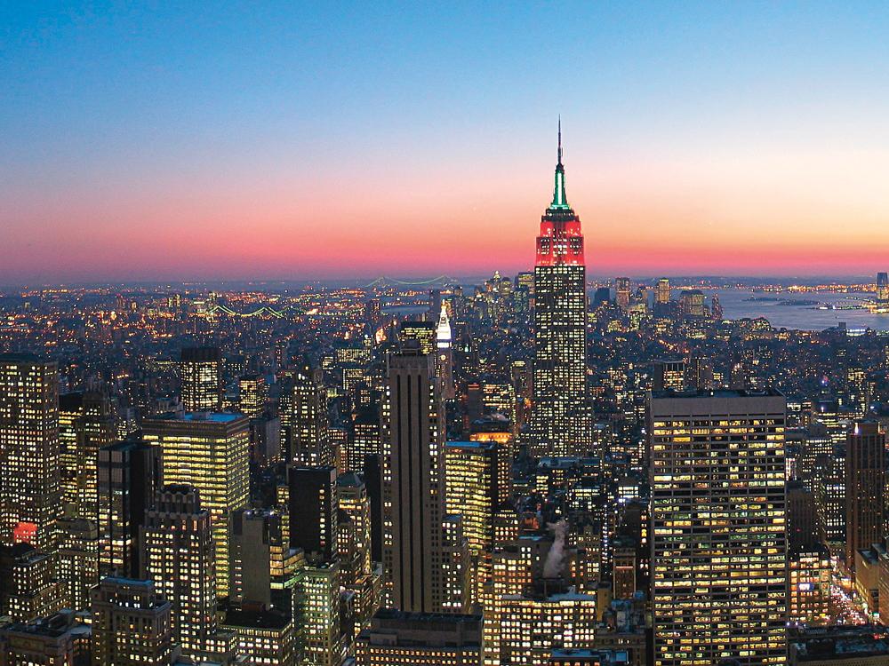 Manhattan bei Dämmerung. Über 20 % des Gebäude-Energieverbrauchs in New York entfällt auf Beleuchtungsenergie. Hier will die Stadt ansetzen, um CO2 einzusparen.