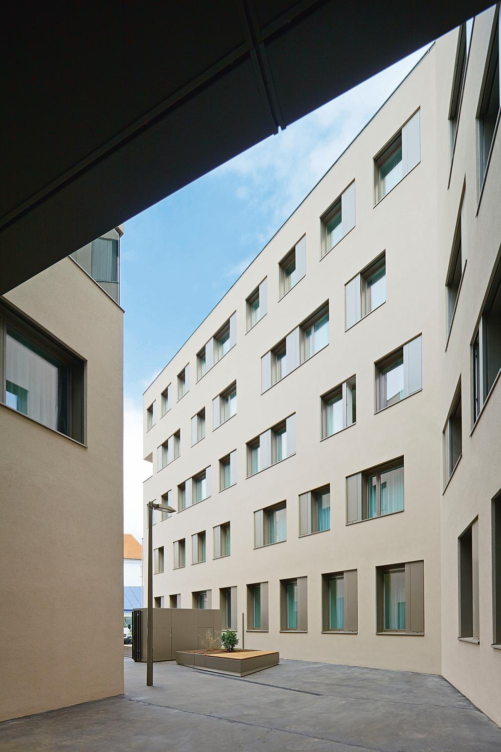Bauteil A: Blick Richtung Nordosten; oben im Bild die Verbindungsbrücke zwischen den Bauteilen A und B
