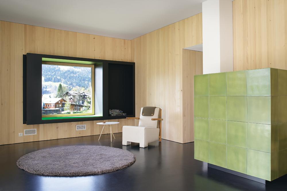 Wohnzimmer, Blick Richtung Westen mit »Sitzfenster« und Kachelofen