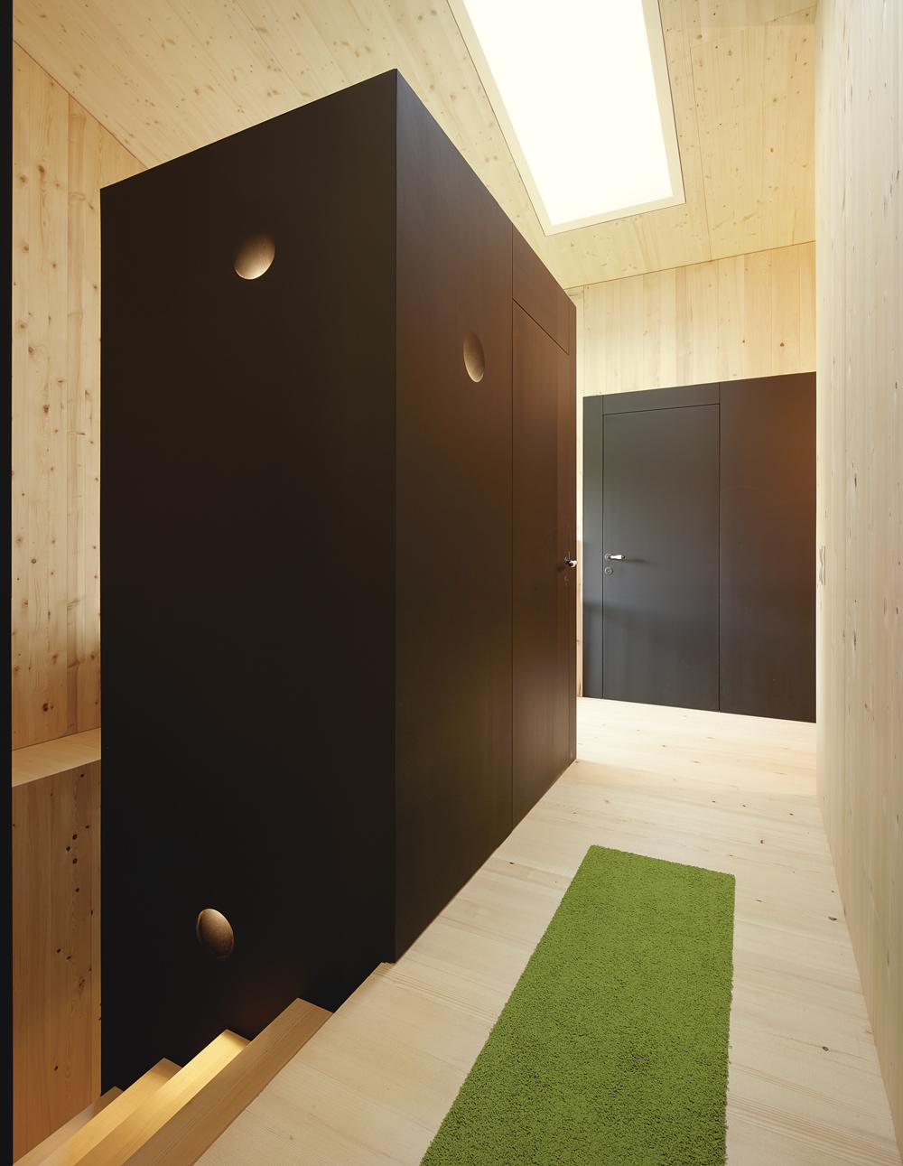 Treppenabsatz im Obergeschoss mit der schwarzen »Toilettenbox«