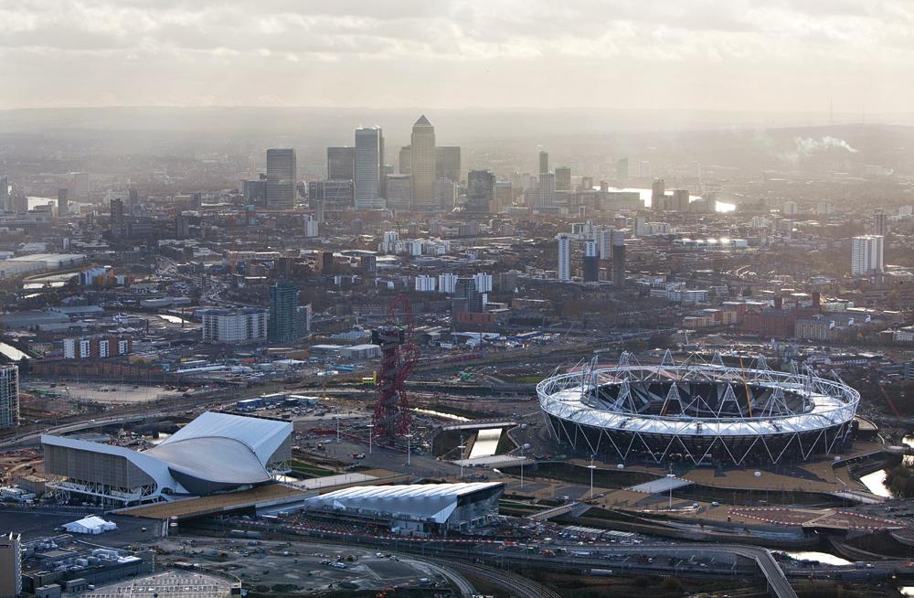 Luftaufnahme des Olympischen Parks Richtung Südwesten; im Vordergrund die Schwimmhalle (Zaha Hadid Architects); ArcelorMittal Orbit (Anish Kapoor) und das Olympiastadion (Populous)