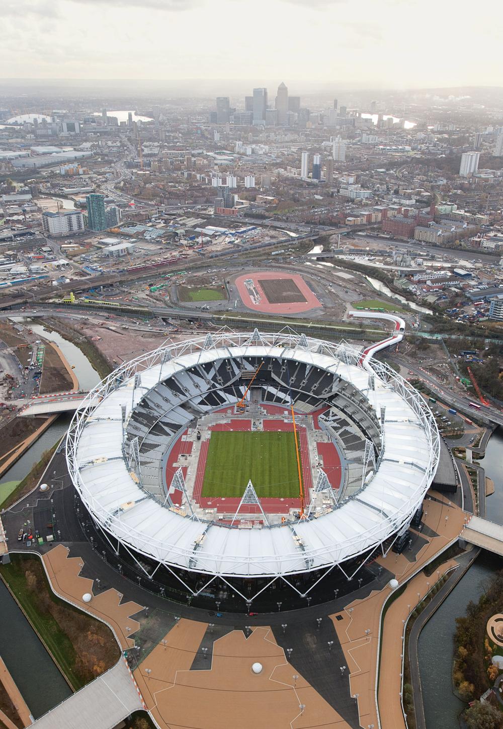 Luftaufnahme des Olympiastadions nach Süden
