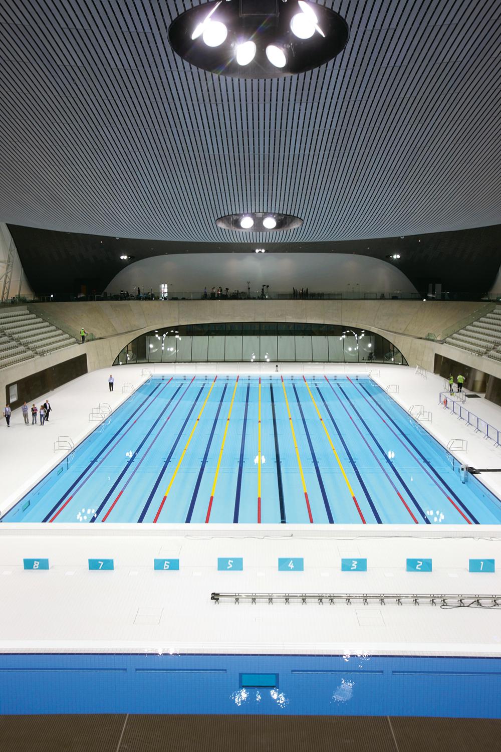 Wie alle Wettkampfstätten, die nach den Spielen weiter genutzt werden, erfüllt auch Zaha Hadids Schwimmhalle den BREEAM-Excellent-Standard. Das Gebäude ist 50 % kleiner als der ursprüngliche Wettbewerbsentwurf. Es fasst lediglich 2500 Zuschauer; weitere 15 000 finden in zwei temporären Seitenflügeln Platz.