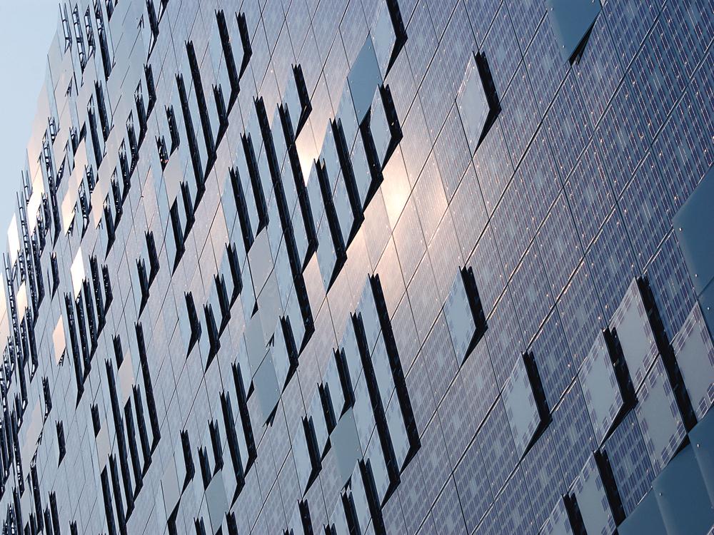 Medienfassade in Peking (CN); Simone Giostra + Partners mit Arup: 2200 m² große Curtain-Wall-Fassade mit im Verbundsicherheitsglas einlaminierten PV-Zellen