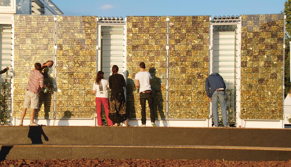 Experimentalgebäude für den Solar Decathlon Europe 2010 in Madrid (E); HFT Stuttgart: Fassade aus multikristallinen Solarzellen in den Farben Bronze und Gold