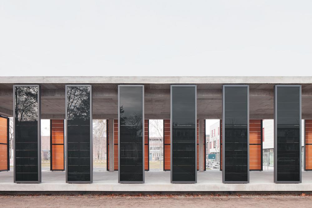 Pavillon in Potsdam (D); Ortner & Ortner Baukunst: offene Fassade aus gebäudehohen Glaselementen (3,90 x 1,05 m), mit einlaminierten Dünnschicht-PV-Modulen.