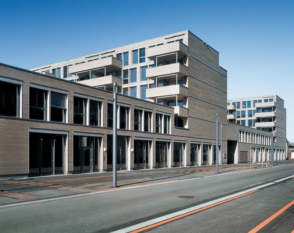 Wohnanlage in Winterthur (CH); Dietrich Schwarz/GlassX AG

Strom erzeugt eine 1200 m² große Photovoltaik-Anlage auf dem Dach, deren flache Neigung vor allem hohe Erträge im Sommer begünstigt. Die Stromerträge im Winter fallen geringer aus.