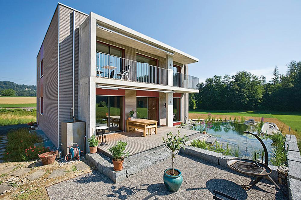 Einfamilienhaus in Rosshäusern (CH); AAB Architekten/Arwed Junginger

Das 227 m² große Haus ist eines der ersten Minergie-A-ECO-Projekte. Warmwasser und Heizwärme liefern eine Solarthermie-Anlage und ein Pelletkessel; Strom erzeugt eine nicht sichtbare PV-Anlage auf dem Flachdach (4  kWₚ).