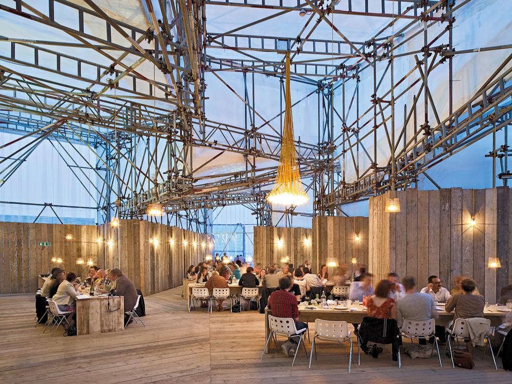 Restaurant Studio East Dining auf dem Dach des Einkaufszentrums Westfield Stratford City in  London, 2010
Architekten: Carmody Groarke