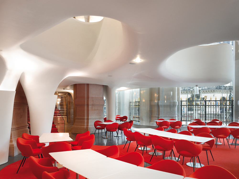 Drahtkartongeflecht als Putzgrund; Leuchten in Stützen integriert. Spritzputz, von Hand nachmodelliert und geschliffen. Restaurant L’Opéra, Paris, 2011. Arch.: Odile Decq Benoît Cornette Architectes Urbanistes