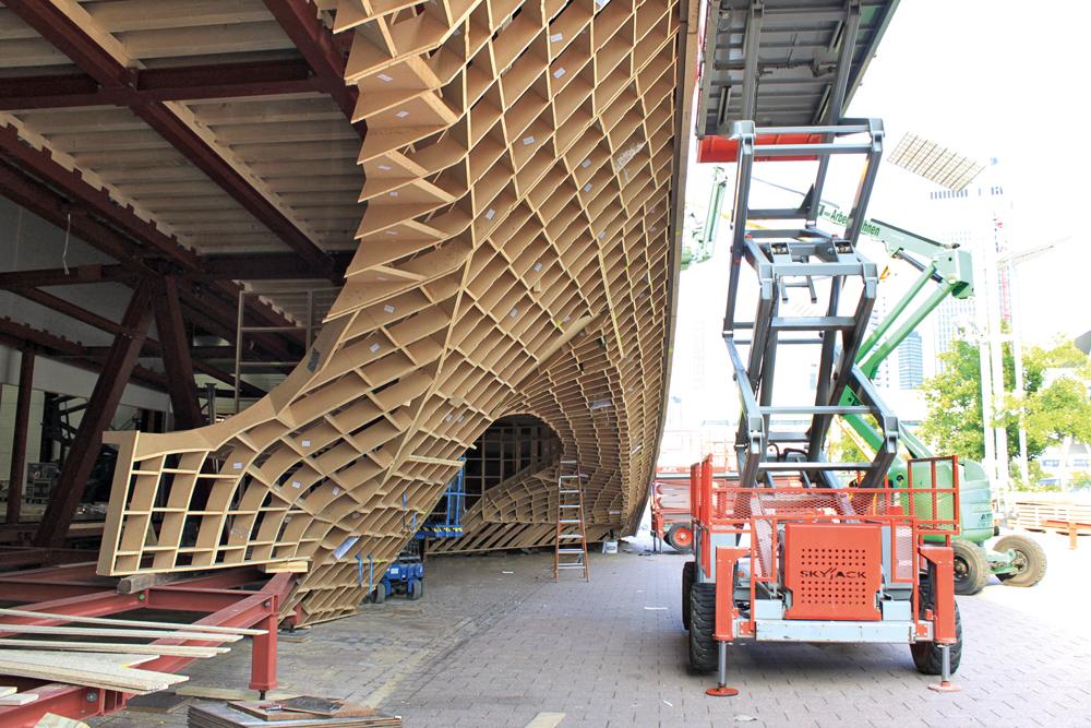 Gipskartonplatten bzw. elastische Spanplatten, trocken gebogen über Holzrost-Unterkonstruktion, Audi Ring IAA, Frankfurt, 2011, Arch.: Schmidhuber und Partner