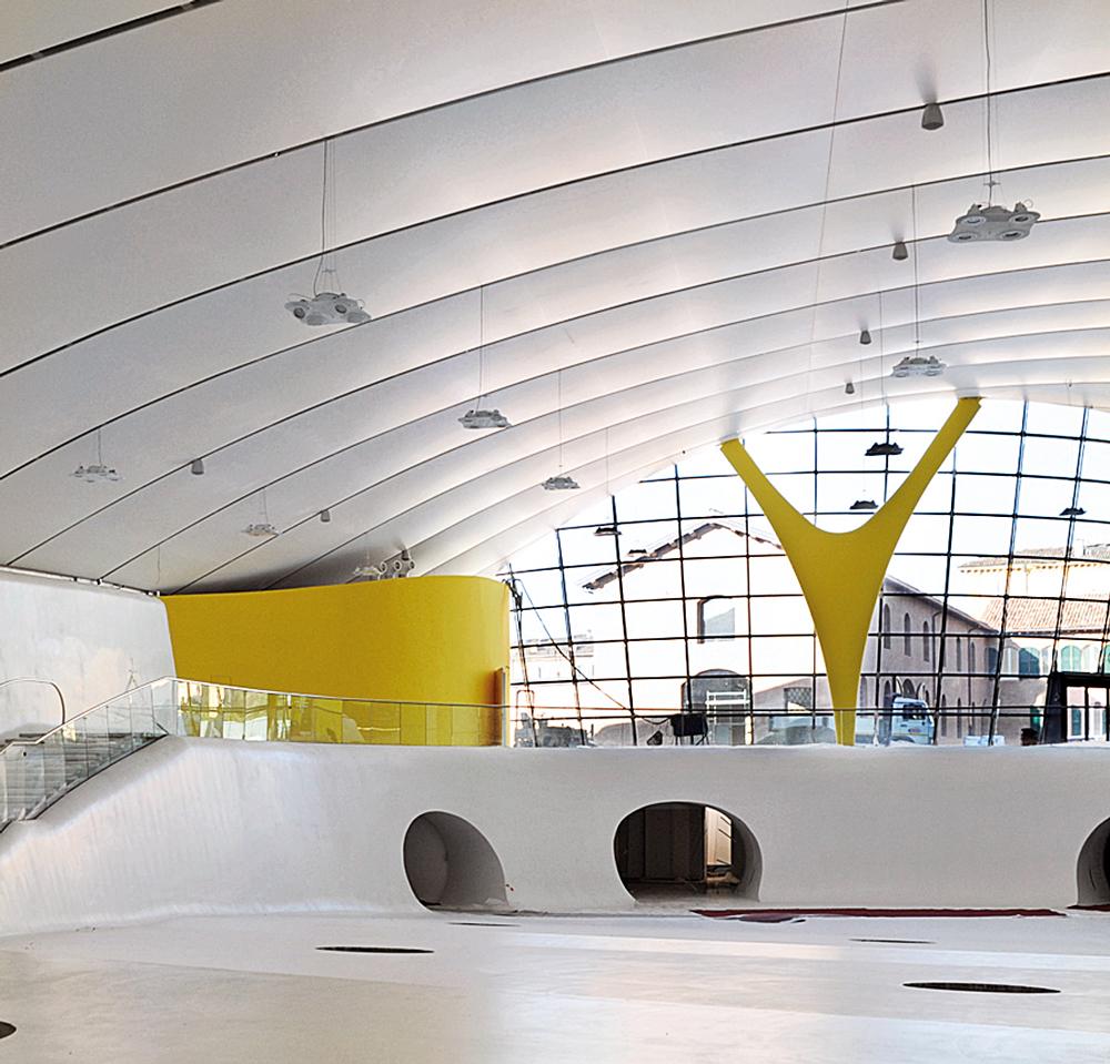 Decken: flexibel dehnbare Spannfolie in gekrümmtem Aluminiumrahmen, Boden: Faserbeton mit weißer PU-Beschichtung auf Aluminiumspanten, Enzo Ferrari-Museum, Modena, 2012, Arch.: Future Systems, Shiro Studio