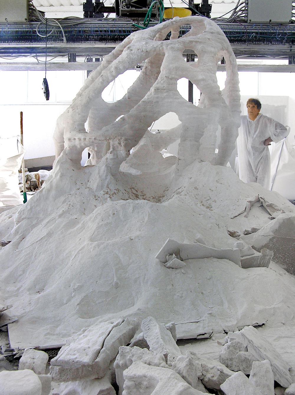Rapid Prototyping: erste Druckschicht, Entfernen des nicht mit Binder fixierten Steinstaubs, in einem Stück gedruckte 3 x 3 x 3 m große Version des Radiolaria-Pavillon für Pontedera, 2008,  Architekt: Andrea Morgante, Shiro Studio