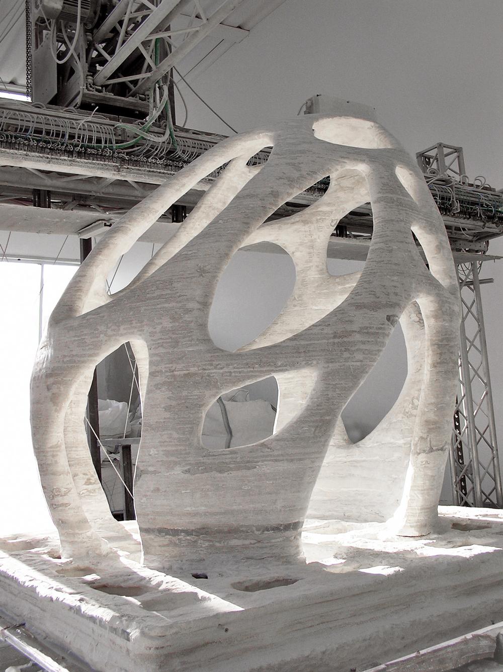 Rapid Prototyping: erste Druckschicht, Entfernen des nicht mit Binder fixierten Steinstaubs, in einem Stück gedruckte 3 x 3 x 3 m große Version des Radiolaria-Pavillon für Pontedera, 2008,  Architekt: Andrea Morgante, Shiro Studio