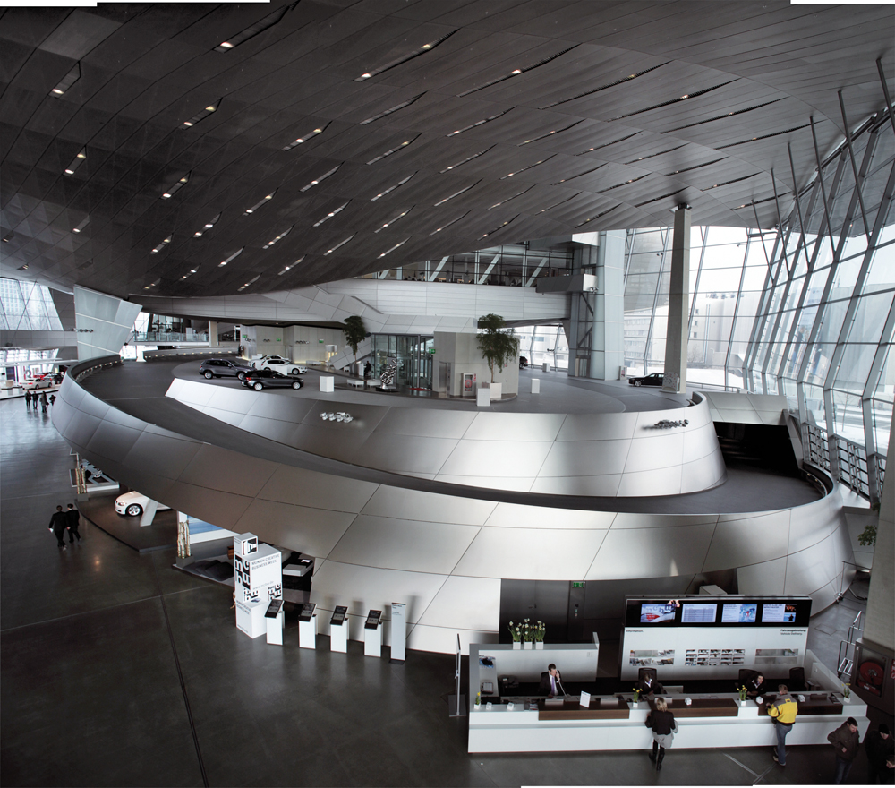 Decken: Lochblech Edelstahl, Brüstungen: zweifach gekrümmte Edelstahlpaneele auf vertikaler Stahlbetonwand, BMW-Welt, München, 2007, Arch.: Coop Himmelb(l)au