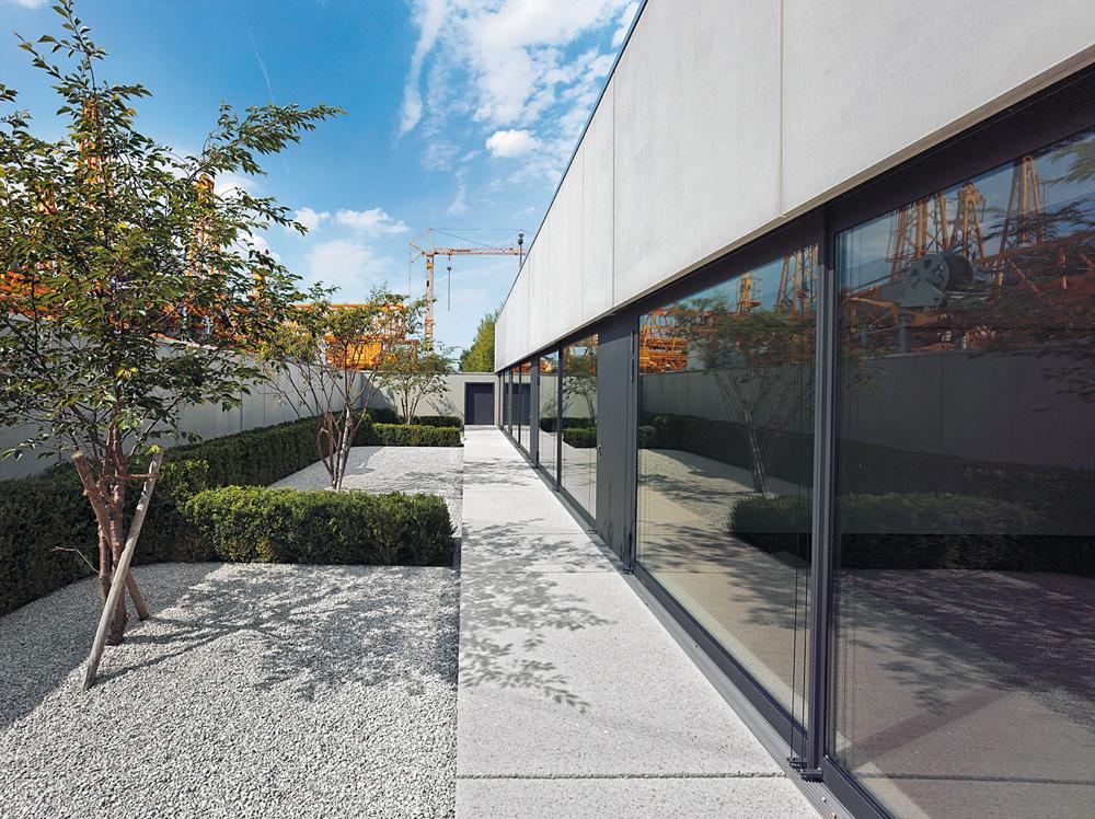 Schulungsgebäude aus Fertigteilen mit vorgehängter Fassade, Neumarkt, 2011; Architekten: Bögl Gierer
Fassadenausschnitt der Schulungsräume