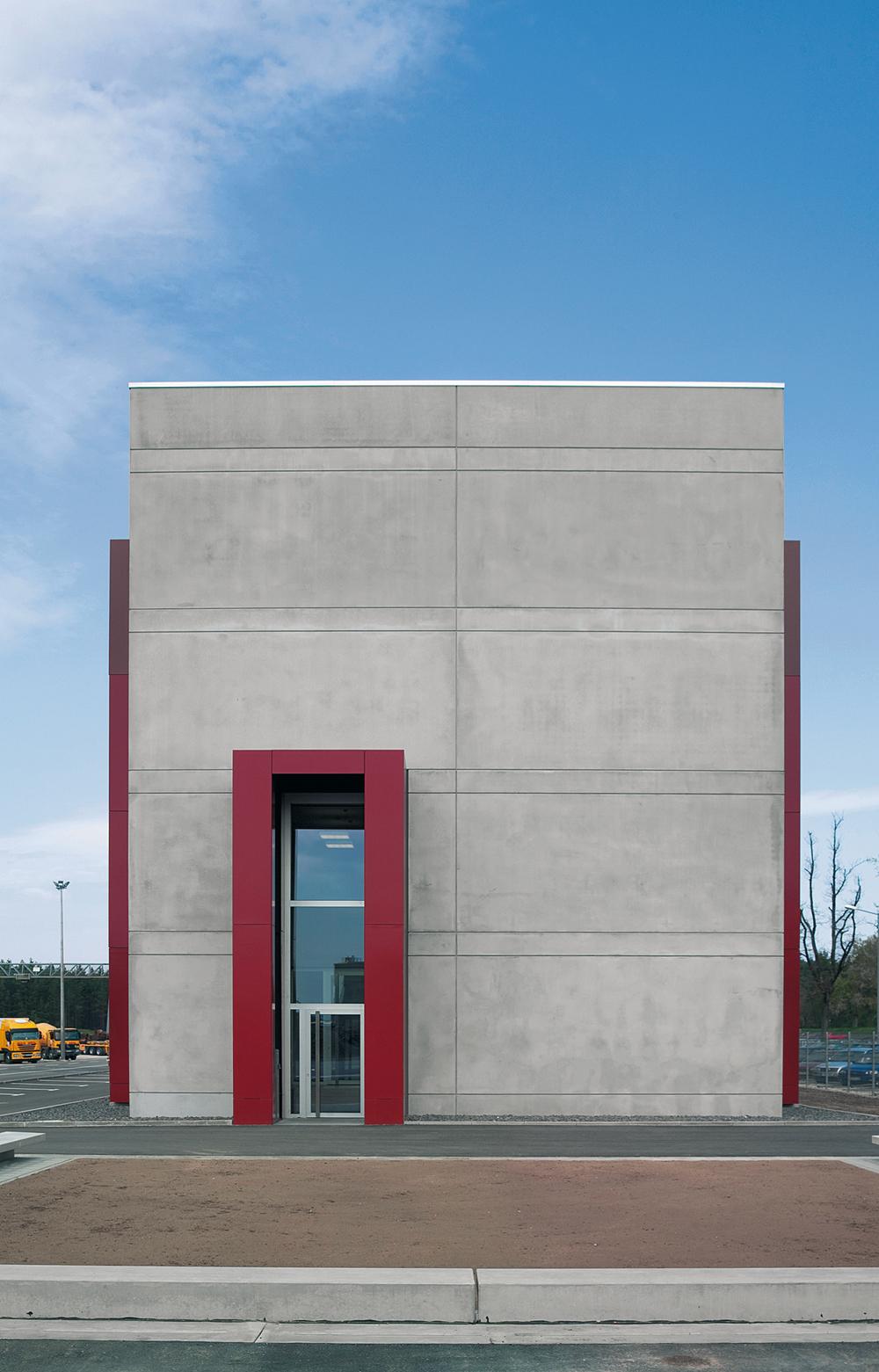 Bürogebäude aus Fertigteilen mit einer Sandwichfassade in Neumarkt, 2009; Architekten: Bögl  Gierer
Südfassade mit echten Fugen und Scheinfugen, Eingang mit zweigeschossigem Stahlvorbau