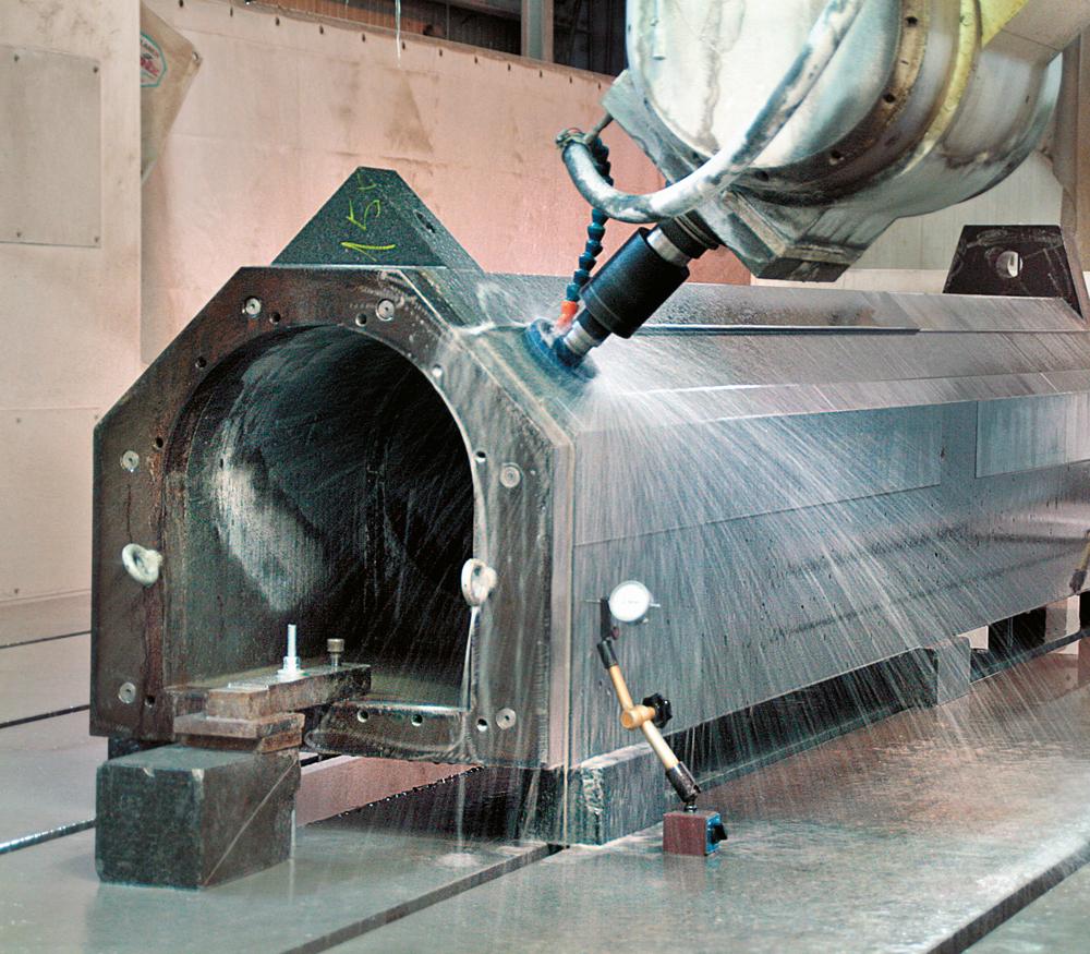 computergesteuertes Schleifen eines Maschinenbauteils aus Beton