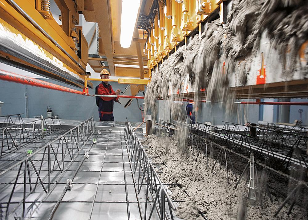 Betonieren einer Elementdecke bzw. der ersten Schale einer Doppelwand in der Fertigungsanlage