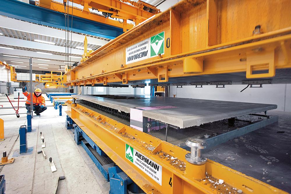 Kippstation zur Fertigung einer Doppelwand, der Verbund erfolgt im noch nassen Beton.