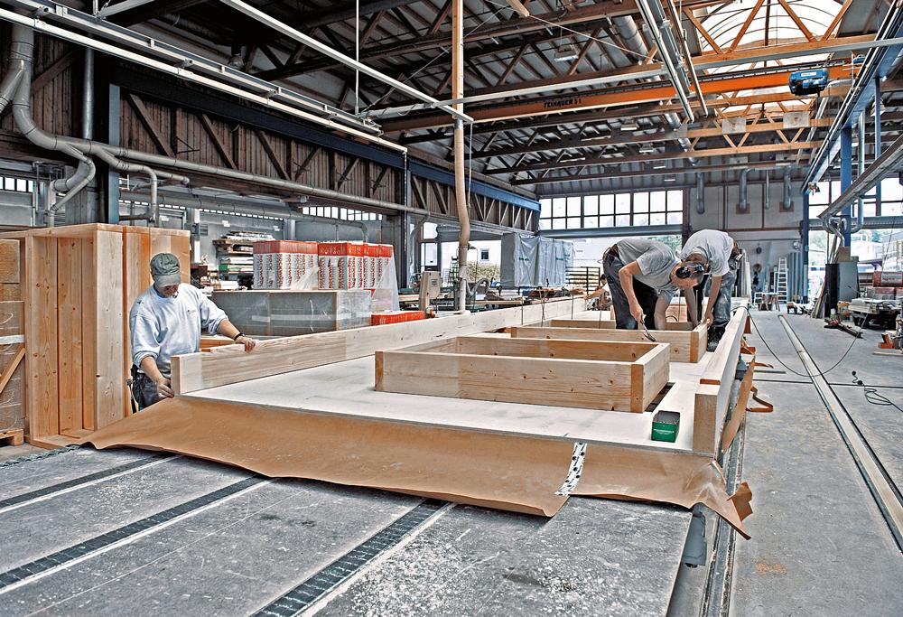 Vorfertigung von Holz-Tafelelementen in der Montagehalle