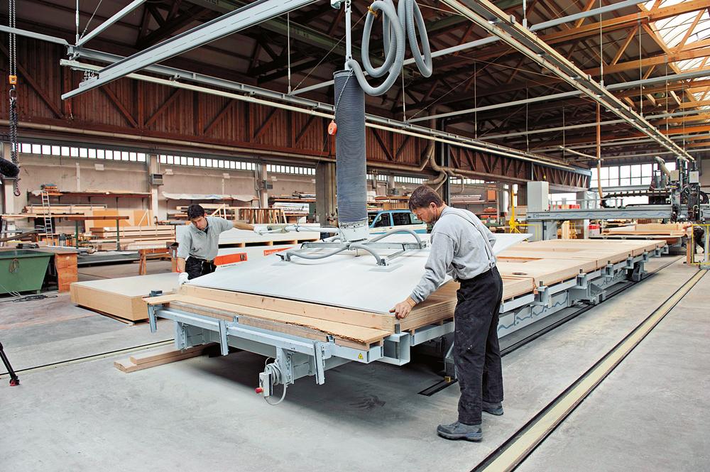 Vorfertigung von Holz-Tafelelementen in der Montagehalle