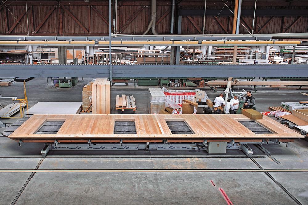 Vorfertigung von Holz-Tafelelementen in der Montagehalle