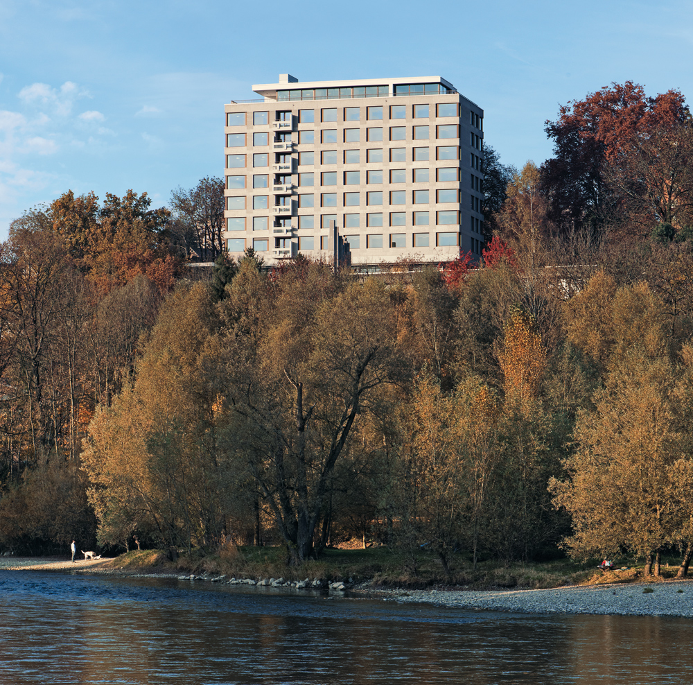 Blick von Süden: Der stark zeichnende Dachrand des neuen Attikageschosses schließt das Volumen nach oben ab.
