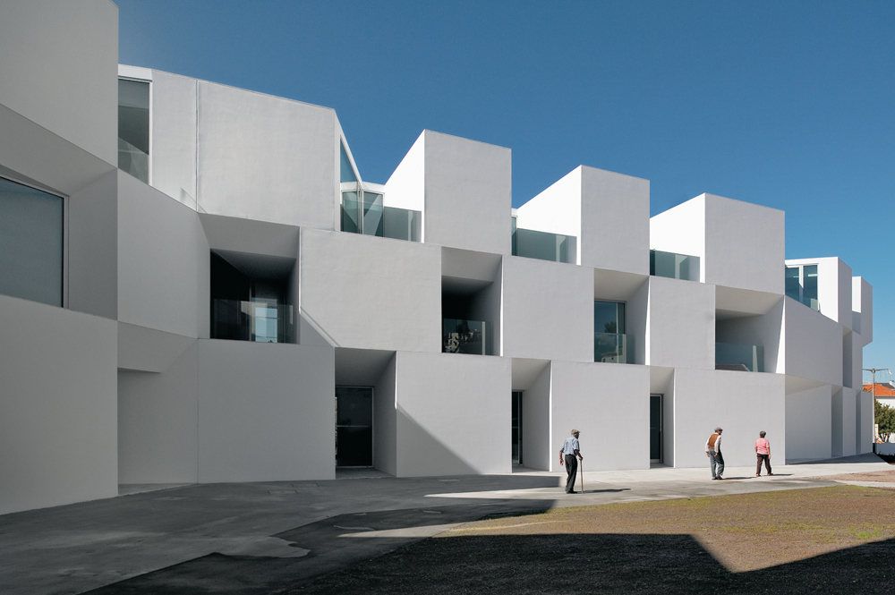 Pflegeheim in Alcácer do Sal, 2010;  Arch.: Francisco & Manuel Aires Mateus; tiefe Loggien verhindern zuviel Sonneneinstrahlung.